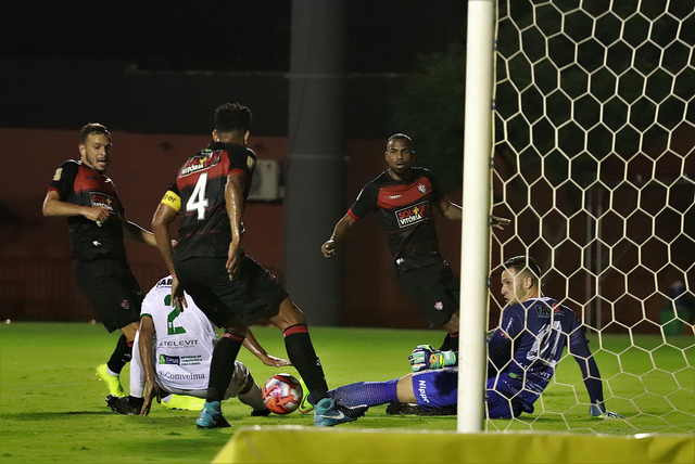 Vitória vence na estreia no Baianão