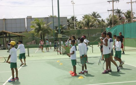 Imagem do post Clínica com 48 alunos de projetos sociais movimenta a Copa Atakarejo Costa Verde Tennis Clube 40 anos