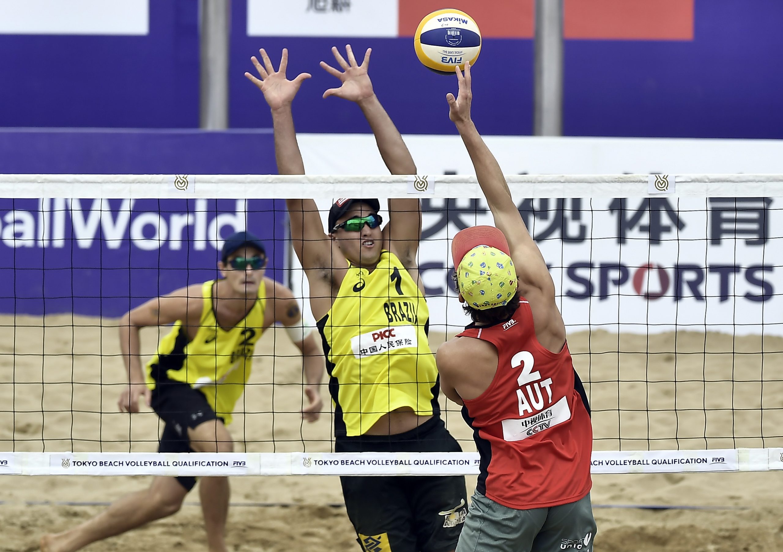André e George avançam para a terceira fase do Pré-Olímpico de vôlei de praia