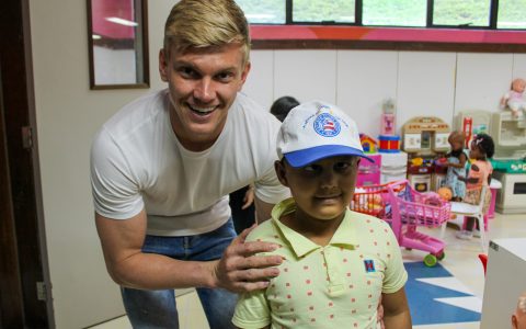 Imagem do post Goleiro Douglas visita as crianças do GACC-BA