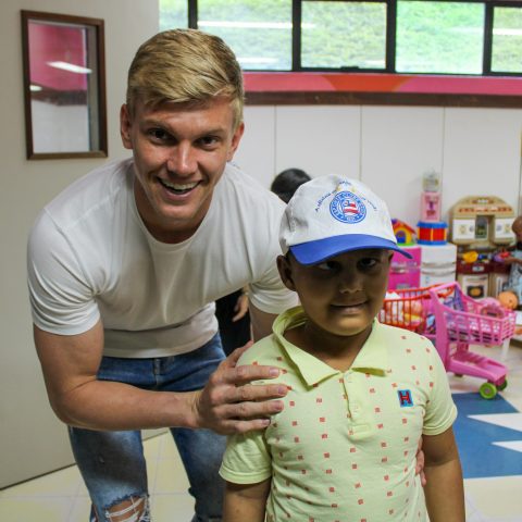 Imagem do post Goleiro Douglas visita as crianças do GACC-BA