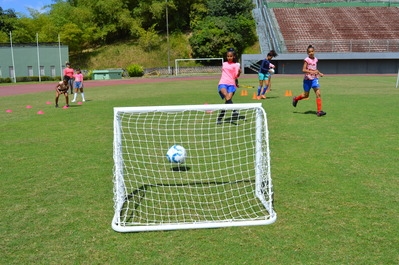Projeto social garante escolinha de futebol para meninas no estádio de Pituaçu