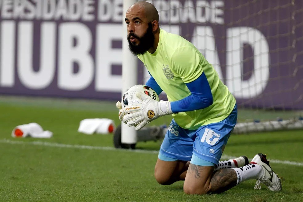 Danilo Fernandes vira dúvida para sábado após exame confirmar estiramento muscular