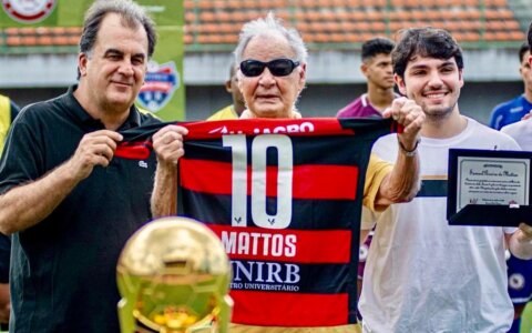 Imagem do post Vitória entrega placa ao maior artilheiro do clube em jogos no exterior