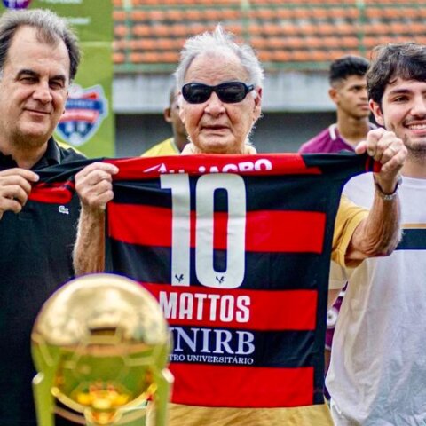Imagem do post Vitória entrega placa ao maior artilheiro do clube em jogos no exterior