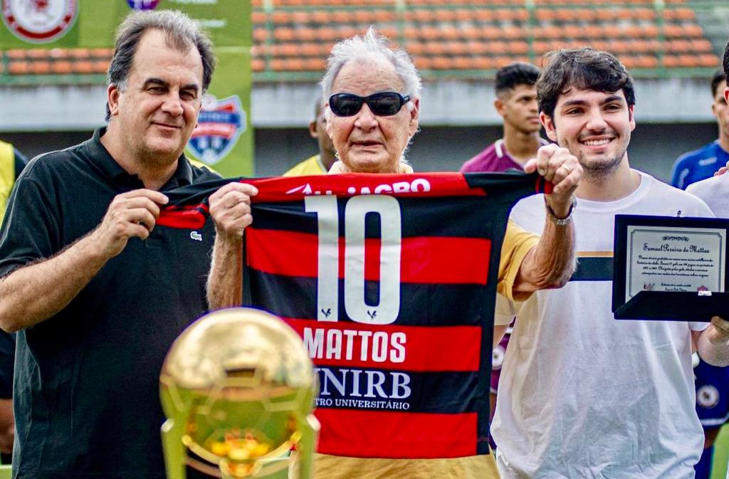 Vitória entrega placa ao maior artilheiro do clube em jogos no exterior