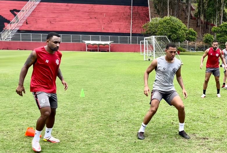 Dionísio antecipa reapresentação e treina no CT Manoel Pontes Tanajura