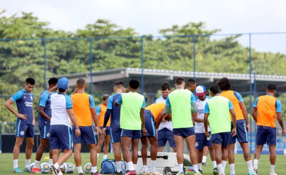 Elenco treinou na manhã desta segunda-feira (20)
