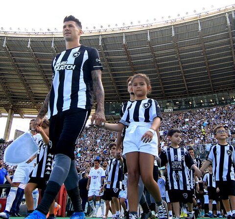 Imagem do post Botafogo analisa igualar proposta do Bahia por Victor Cuesta
