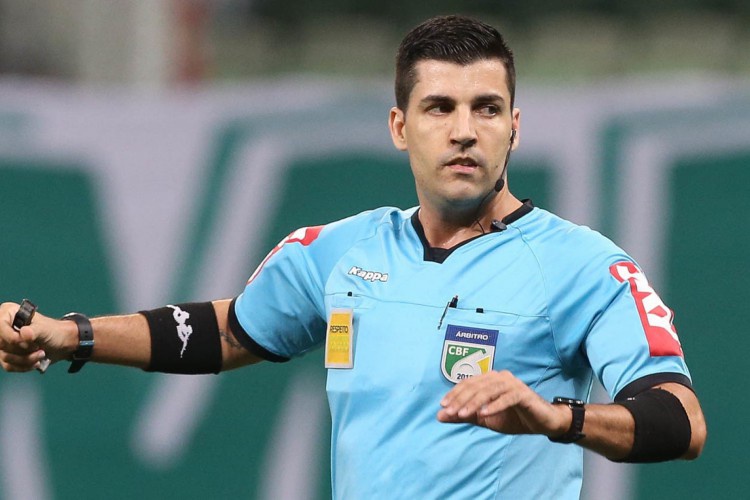 Diego Pombo Lopez apita jogo entre Itabuna e Bahia pelo Baianão