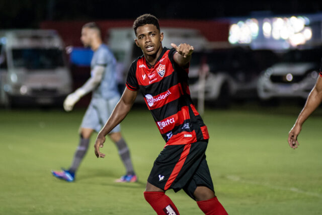 Marco Antônio sofre lesão no joelho e vai desfalcar o Vitória por até quatro semanas