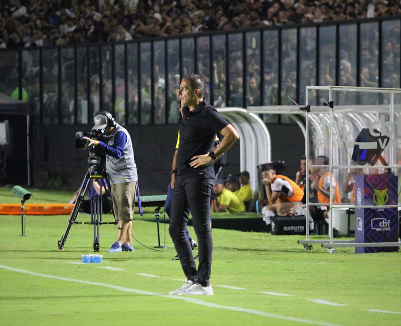 “Fomos muito competentes com e sem bola”, diz Paiva após Bahia vencer o Vasco