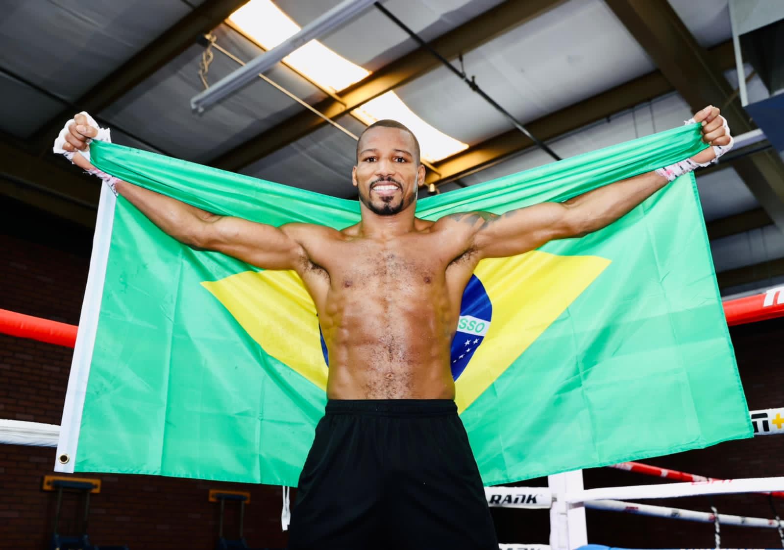 Robson Conceição embarca para Nova York em busca do título super-pena no boxe profissional