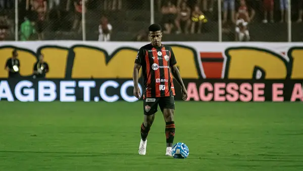 Felipe Vieira tem lesão no ligamento do joelho confirmada e vai desfalcar o Vitória por oito meses