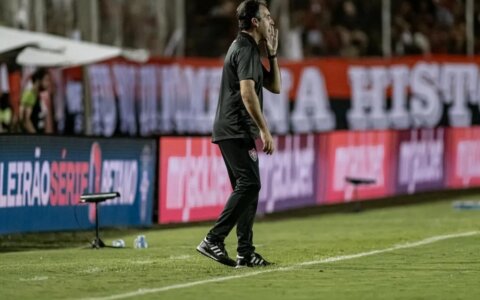 Imagem do post Léo Condé elogia atuação do Vitória após derrota no BaVi