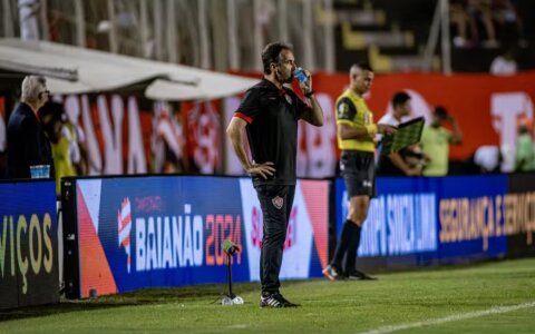Imagem do post  Léo Condé fala em “pressão boa” após Vitória voltar a final do Baianão