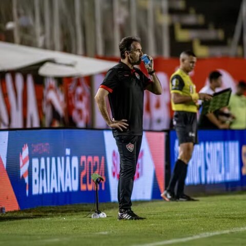 Imagem do post  Léo Condé fala em “pressão boa” após Vitória voltar a final do Baianão
