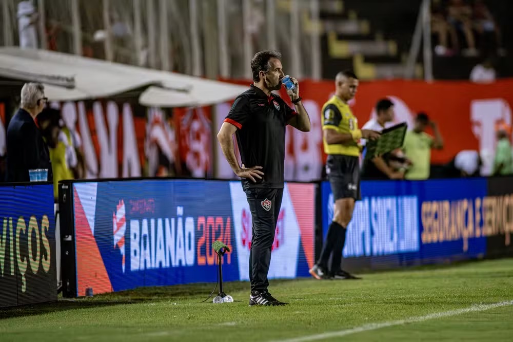 Léo Condé cita regulamento e avalia eliminação do Vitória na Copa do Nordeste