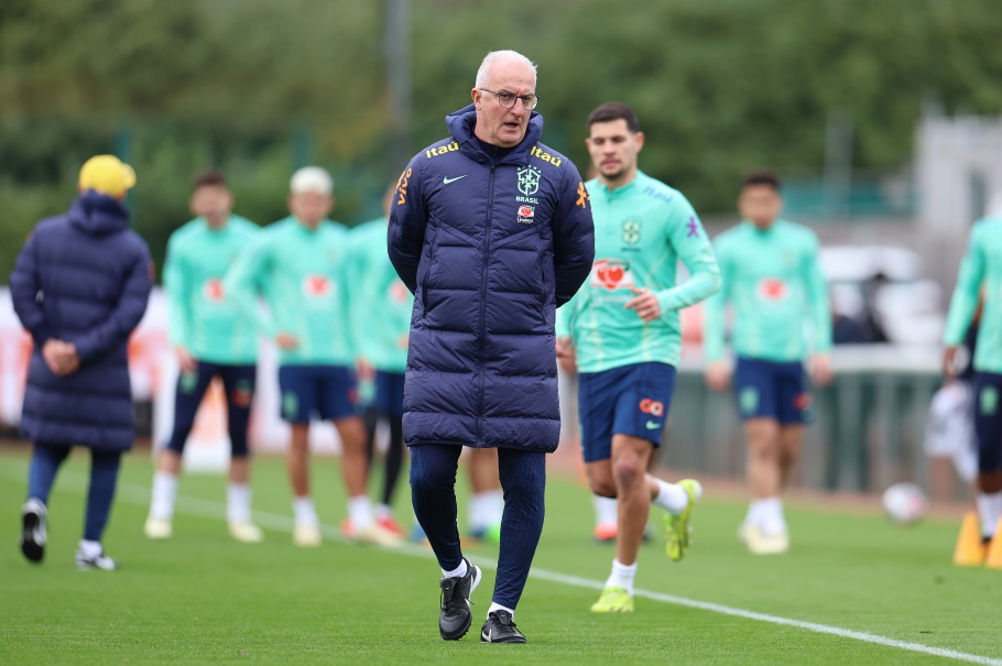 Dorival comanda primeiro treino com Seleção completa