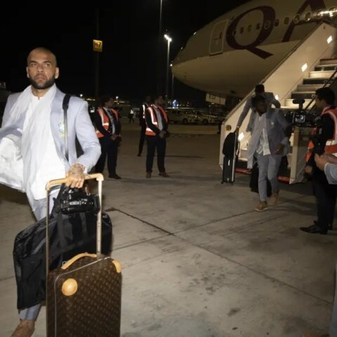 Imagem do post Pai de Neymar vai pagar fiança de Daniel Alves, diz jornal