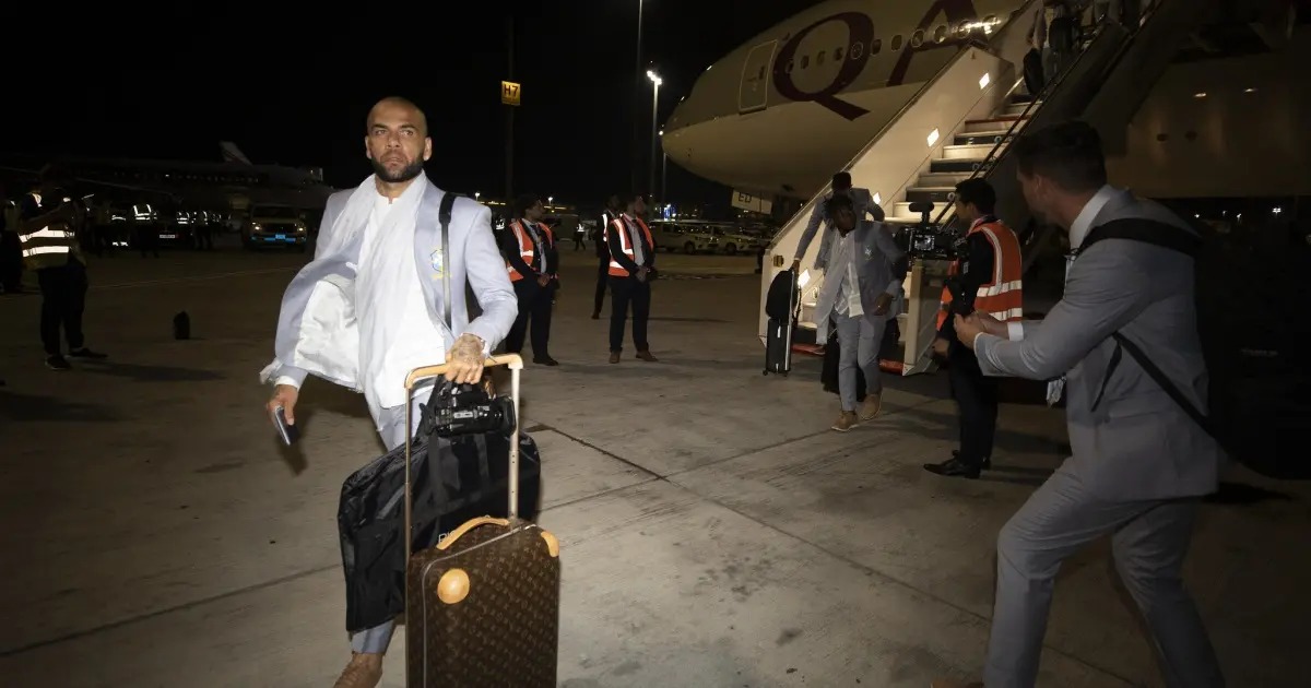 Pai de Neymar vai pagar fiança de Daniel Alves, diz jornal
