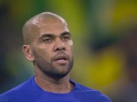 Imagem do post Daniel Alves paga fiança de R$ 5,4 milhões e deixará prisão de Barcelona