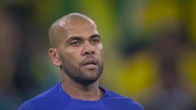 Daniel Alves paga fiança de R$ 5,4 milhões e deixará prisão de Barcelona