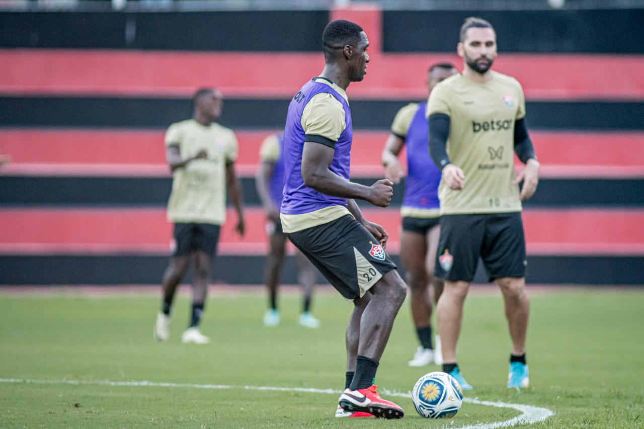 Precisando vencer e secar adversários, Vitória encara o Treze-PB mirando classificação