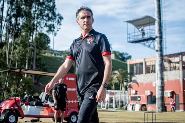 “Jogo digno de uma grande final”, diz Condé após virada do Vitória sobre o Bahia