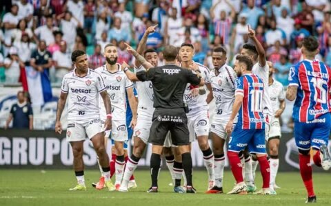 Imagem do post Árbitro relata em súmula do Ba-Vi arremesso de objetos, expulsão de Adriel e xingamentos