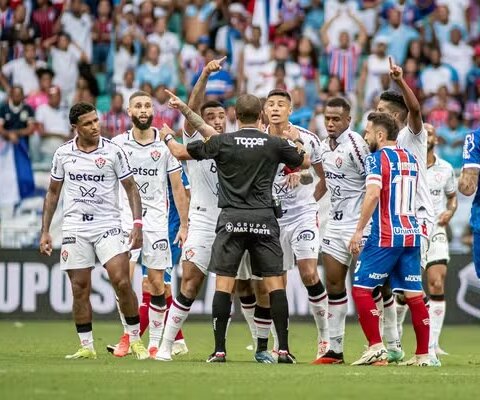 Imagem do post Árbitro relata em súmula do Ba-Vi arremesso de objetos, expulsão de Adriel e xingamentos