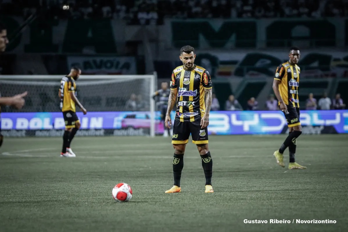 Vitória contrata lateral-direito para sequência da Série A