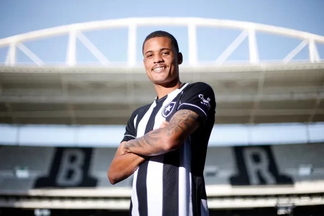 Vitória acerta contratação do atacante Janderson, ex-Botafogo