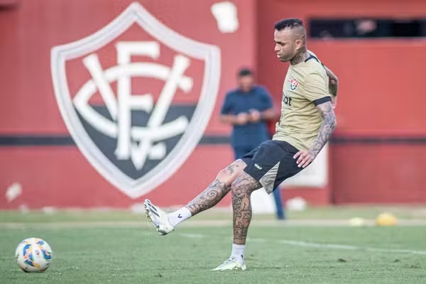 “Está jogando a carreira dele no lixo”, diz Caio Ribeiro após saída de Luan do Vitória