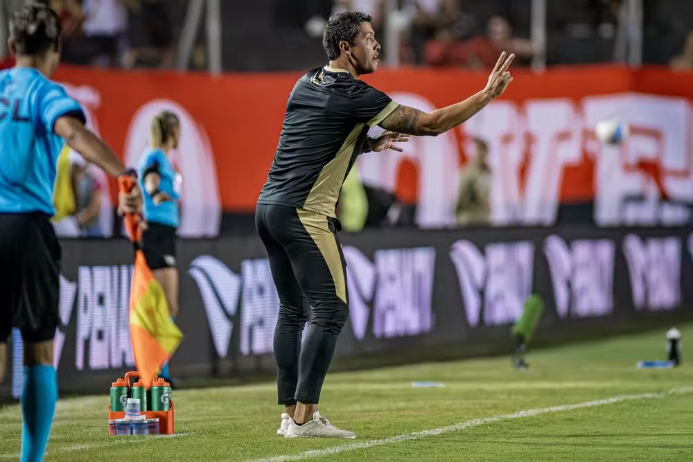 Carpini fala em alívio após o Vitória vencer a primeira no Brasileirão