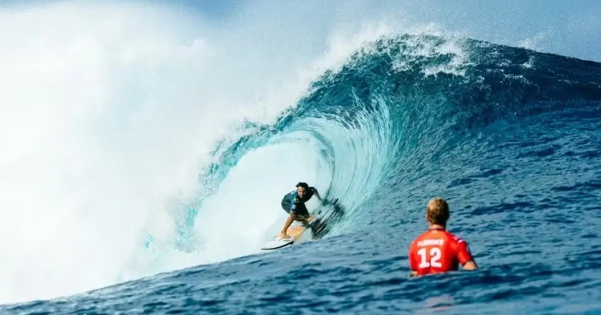 Ítalo Ferreira supera John John e é campeão em Teahupoo