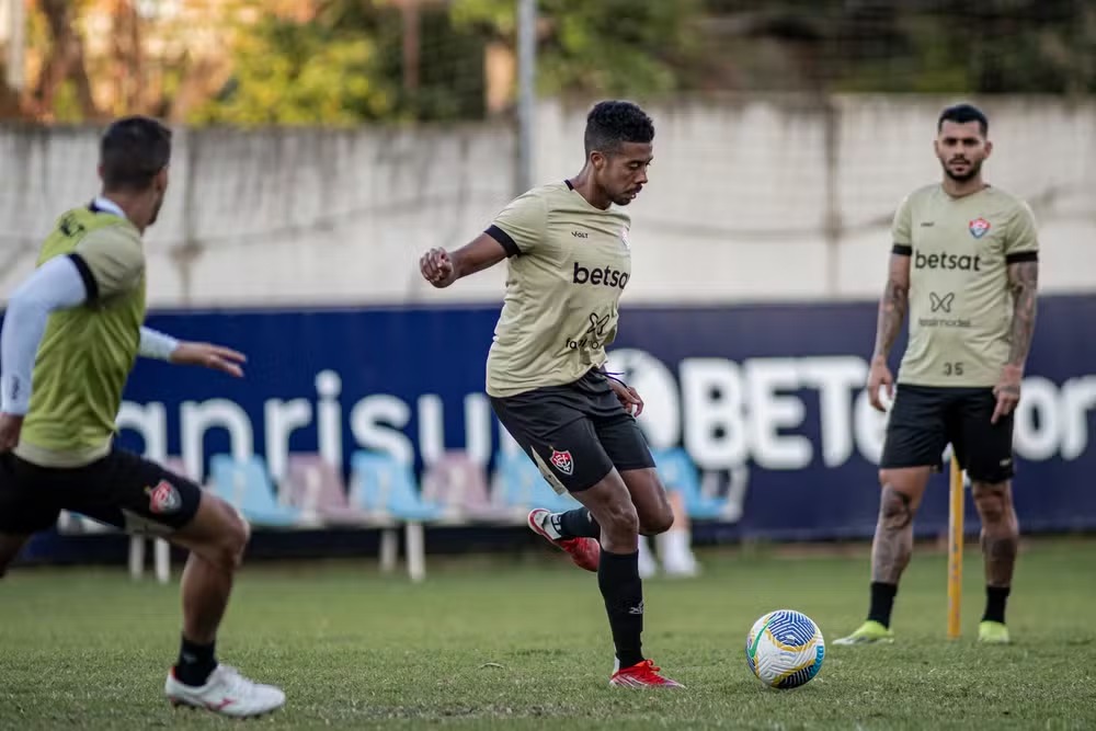 Precisando se afastar do Z-4, Vitória enfrenta o Corinthians no Brasileirão