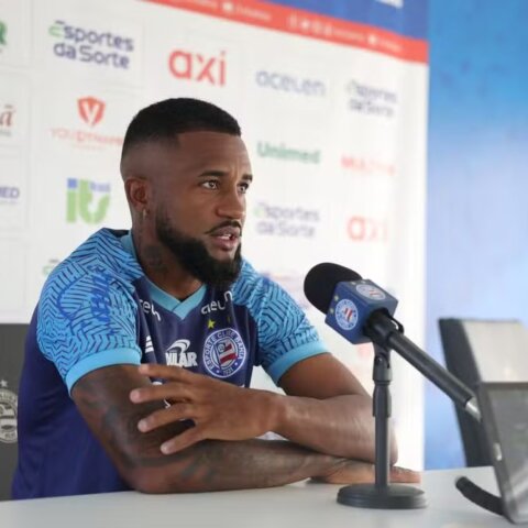 Imagem do post Cicinho exalta força do elenco e fala em time entrosado