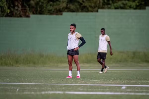 Mateus Gonçalves e Iury Castilho treinam e devem ser opções contra o Internacional