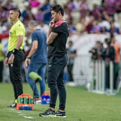Imagem do post “Precisamos voltar a competir”, diz Carpini após derrota do Vitória diante do Fortaleza