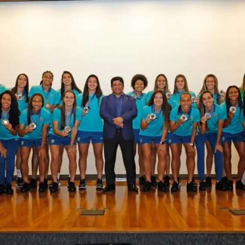 Imagem do post Após a conquista da prata, atletas da Seleção Brasileira feminina são homenageadas pela CBF
