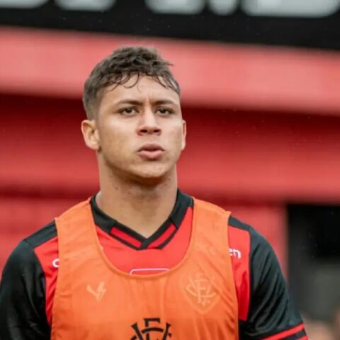 Imagem do post Gabriel Santiago é reintegrado ao elenco do Vitória