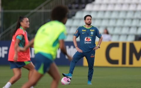 Imagem do post Após prata nas Olimpíadas, Arthur Elias fica em 3° no prêmio de Técnico do Ano
