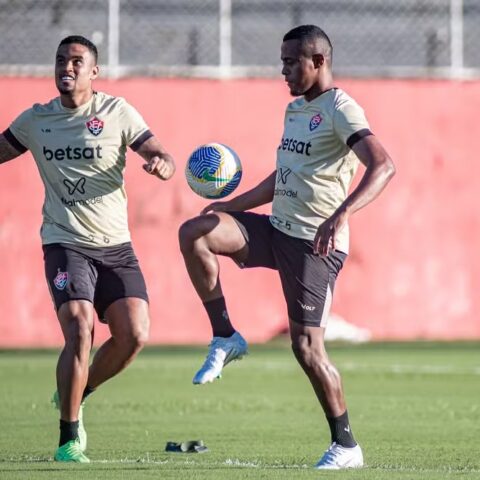 Imagem do post “Vontade de fazer gol é grande”, diz Carlos Eduardo que vive bom momento no Vitória
