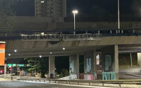 Imagem do post Boneco com rosto de Rogério Ceni é deixado em viaduto com tom de ameaça