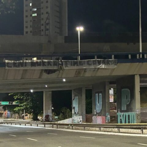 Imagem do post Boneco com rosto de Rogério Ceni é deixado em viaduto com tom de ameaça