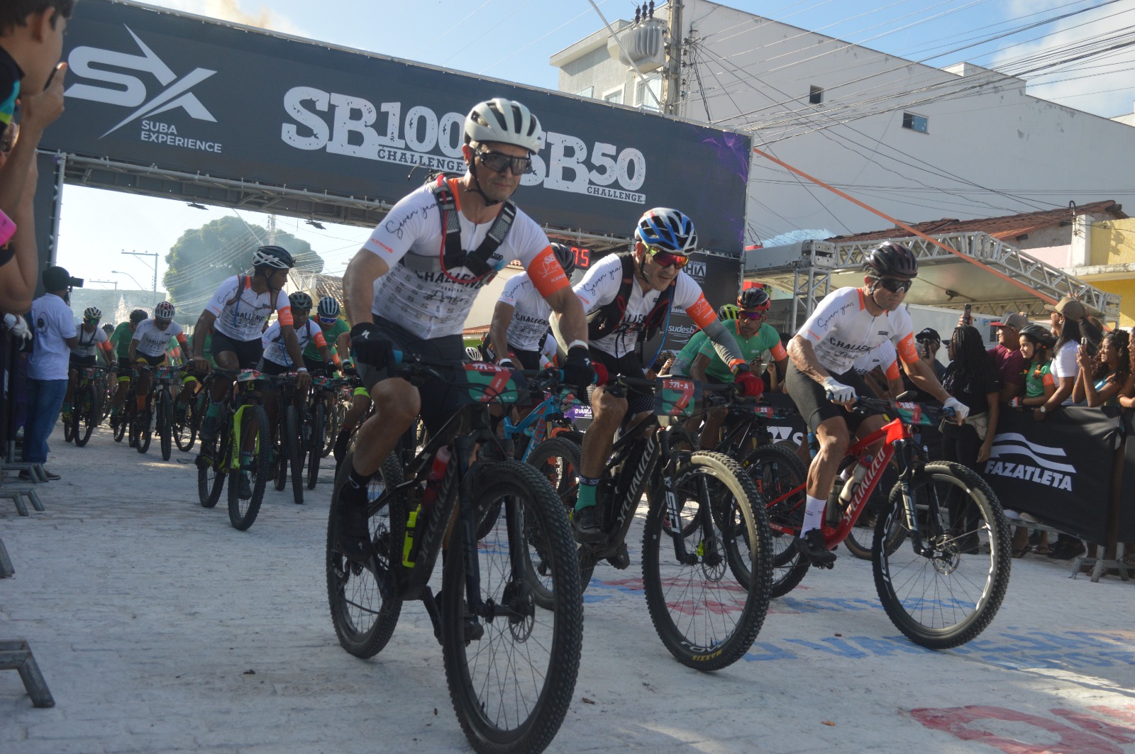 Suba 100 movimenta a Praia do Forte com mais de mil ciclistas neste fim de semana