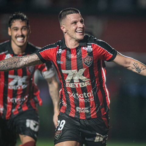 Kayzer brilha na estreia, marca dois gols e revela drama antes da virada do Vitória contra o Vasco