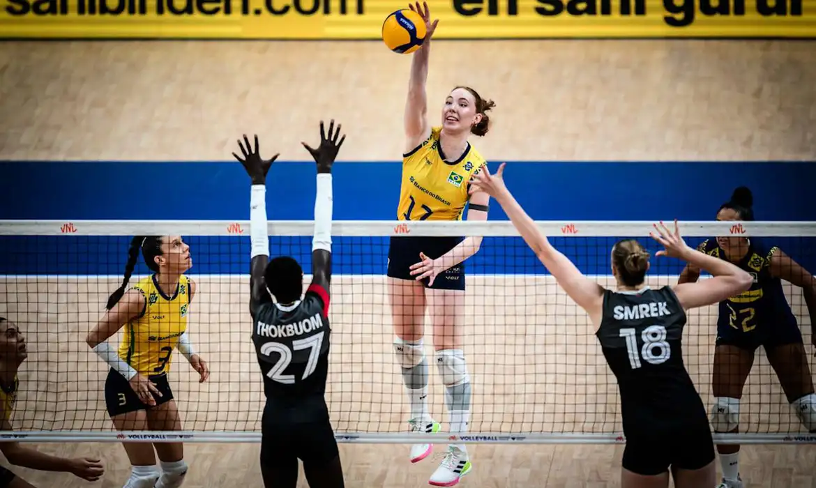 Seleção feminina de vôlei sofre, mas bate Canadá na Liga das Nações