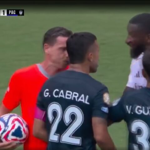 Imagem do post Polêmica no Mundial: Árbitro abre protocolo antirracismo após denúncia de jogador do Real contra zagueiro do Pachuca